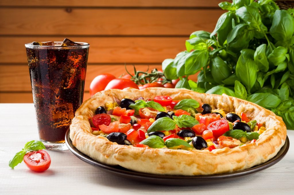 pizza più bicchiere di coca cola